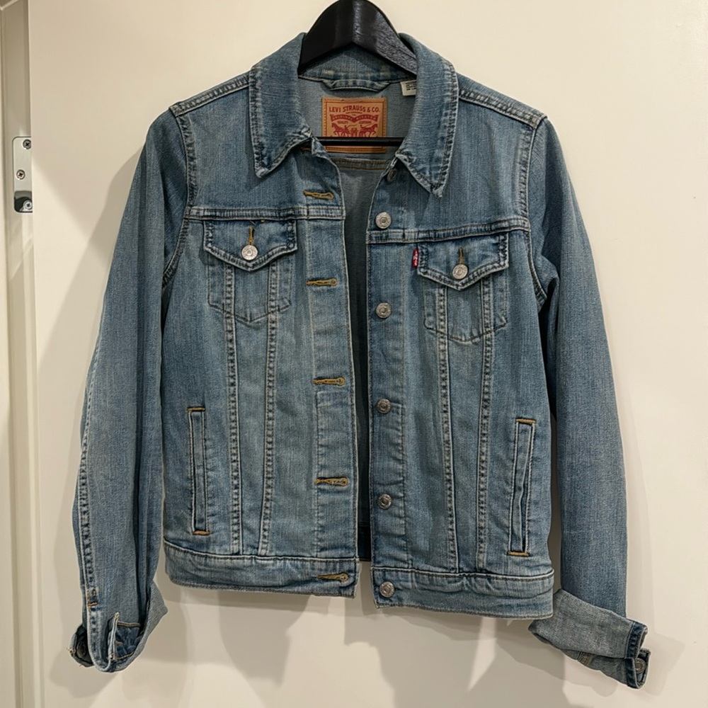 Levi’s denim trucker jacket size M